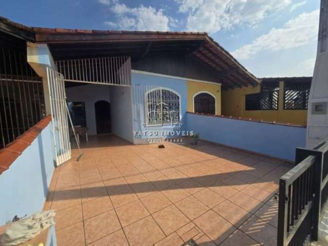 Vende-se Casa independente no Jardim Real, Praia Grande/SP por R$ 370.000,00. Possui 02 quartos, 01 suíte e 03 vagas de garagem.