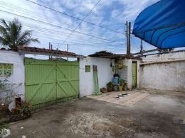 Casa no Vila Nova Itanhaém em Itanhaém, possui edícula, quintal, lavanderia e 2 dormitórios