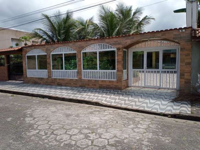 Casa 3 dormitórios na segunda quadra da praia