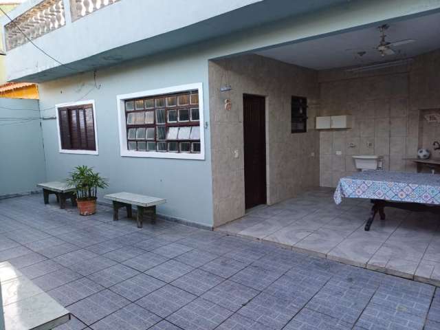 Casa com 3 dormitórios lado praia