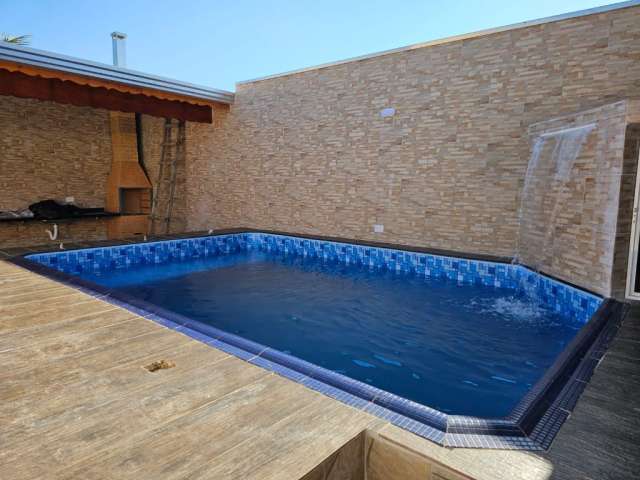 Casa novinha com piscina