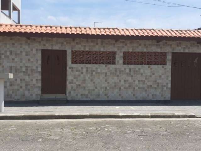 Casa 3 dormitórios com edícula à 100 m da praia