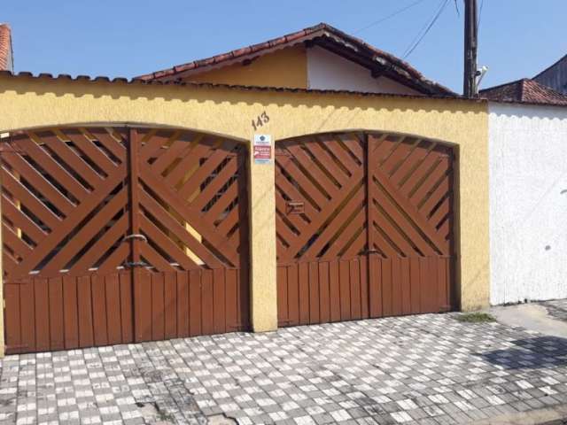 Casa 3 dormitórios e com piscina à 150 metros da praia