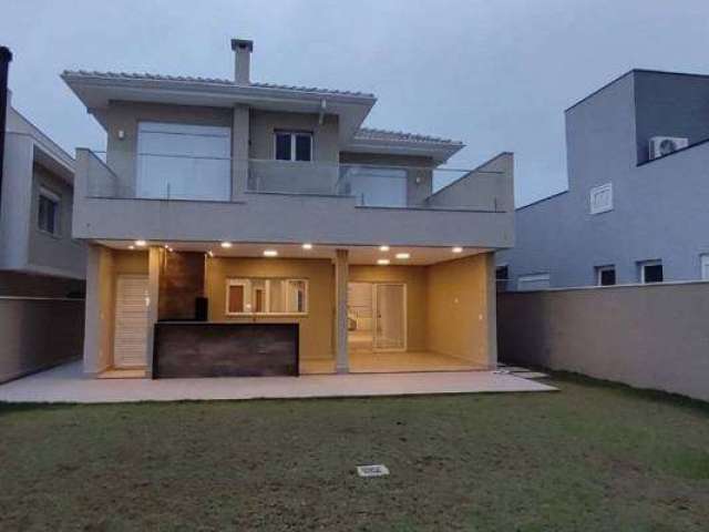 Excelente Casa com 320 m2 de A/C com 3 Suítes e 4 Vagas no Condomínio Vale das Águas