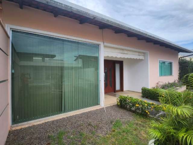 Casa térrea no Ponta Negra 2 no início do condomínio – climatizada, 3 suítes – 600m²