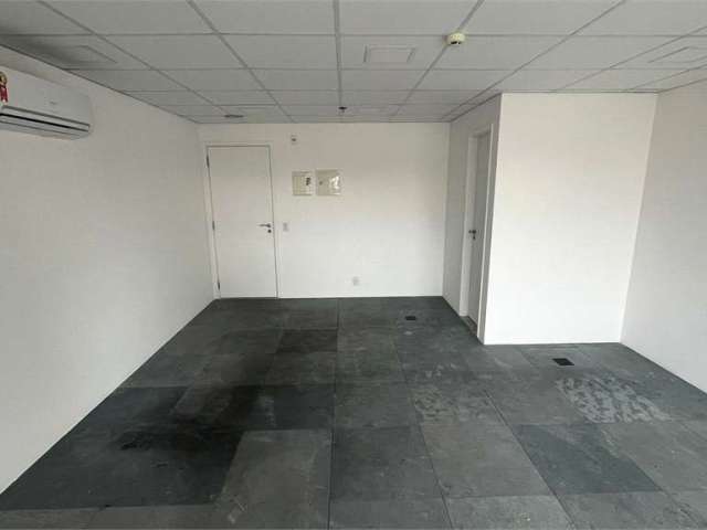 Sala comercial para alugar com 34m³ - Lapa.