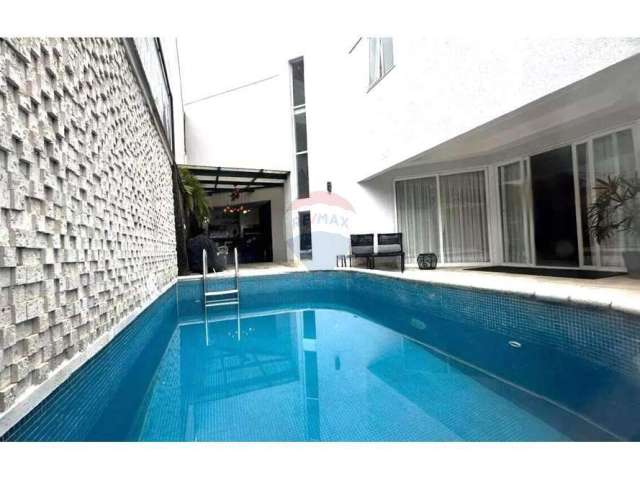 Casa de Condomínio para alugar em Barra Da Tijuca de 397.00m² com 4 Quartos, 4 Suites e 5 Garagens