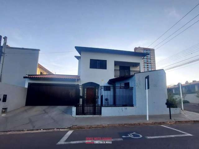 Sobrado para venda em Centro de 215.00m² com 4 Quartos, 2 Suites e 4 Garagens