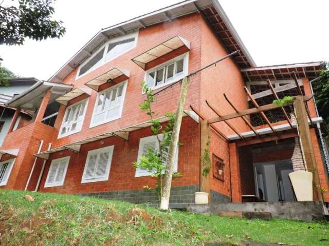 Casa para venda em Jardim Indaiá de 205.00m² com 4 Quartos, 1 Suite e 4 Garagens