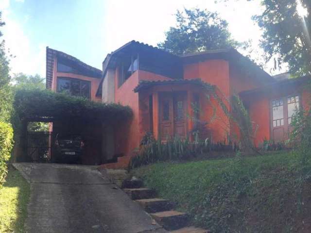 Casa de Condomínio para venda e aluguel em Granja Viana de 300.00m² com 4 Quartos, 2 Suites e 2 Garagens