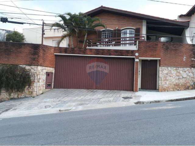 Casa para alugar em Jardim Messina de 228.00m² com 4 Quartos, 1 Suite e 4 Garagens