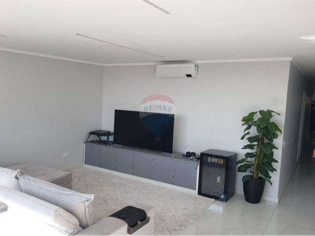 Casa para venda em Jardim Tupan de 226.00m² com 4 Quartos, 1 Suite e 2 Garagens