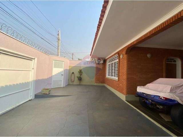 Casa para venda em Jardim Antártica de 195.00m² com 4 Quartos, 1 Suite e 4 Garagens