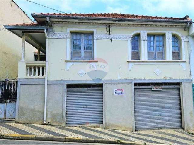 Sobrado para venda em Centro de 229.00m² com 4 Quartos e 4 Garagens