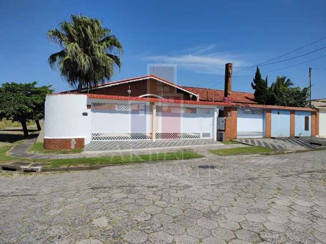 Casa para venda em Peruíbe de 227.00m² com 3 Quartos, 3 Suites e 8 Garagens