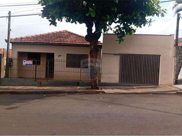 Casa para venda em Centro de 175.00m² com 2 Quartos e 4 Garagens