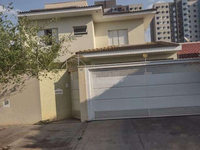 Sobrado para venda em Residencial Cambuy de 197.00m² com 4 Quartos, 1 Suite e 4 Garagens