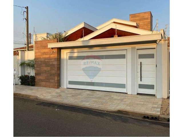 Casa para venda em Jardim Eroísi de 189.00m² com 3 Quartos, 1 Suite e 2 Garagens