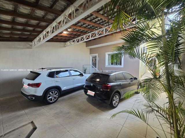 Sobrado para venda em Jardim Universo de 320.00m² com 3 Quartos, 1 Suite e 3 Garagens