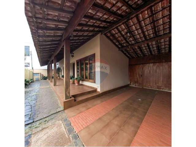 Casa para venda em Centro de 323.81m² com 3 Quartos, 1 Suite e 6 Garagens