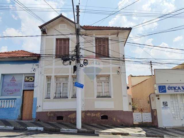 Sobrado para venda em Centro de 270.00m² com 3 Quartos e 3 Garagens