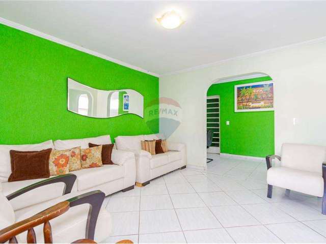 Casa para venda em Pinheirinho de 360.00m² com 4 Quartos, 1 Suite e 3 Garagens