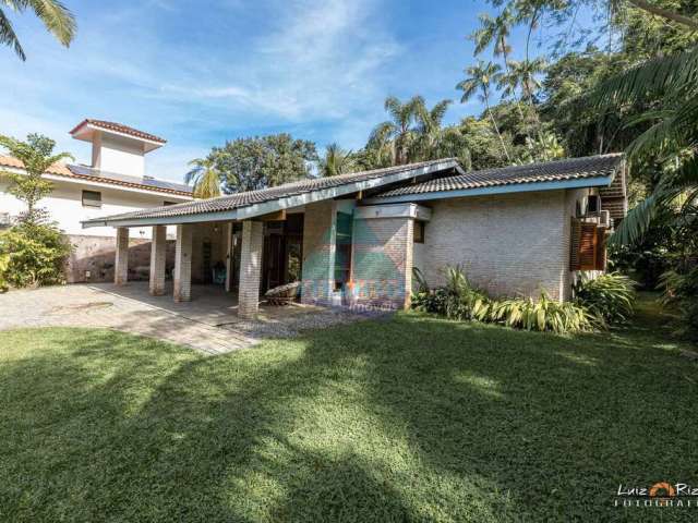 Casa para venda em Domingas Dias de 218.00m² com 4 Quartos, 4 Suites e 3 Garagens