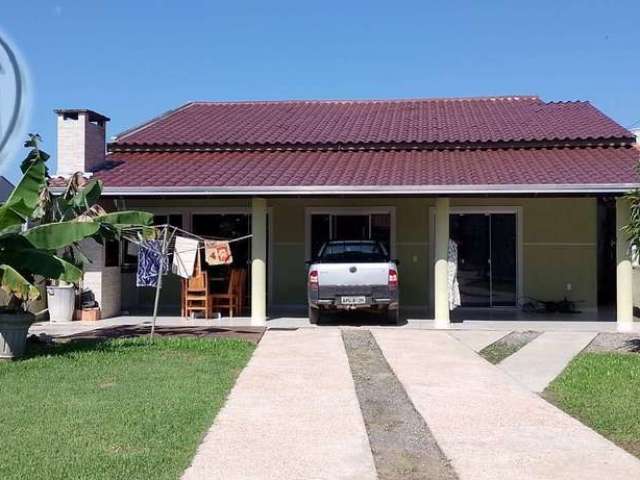 Casa para venda em Guaratuba de 165.00m² com 3 Quartos, 1 Suite e 2 Garagens