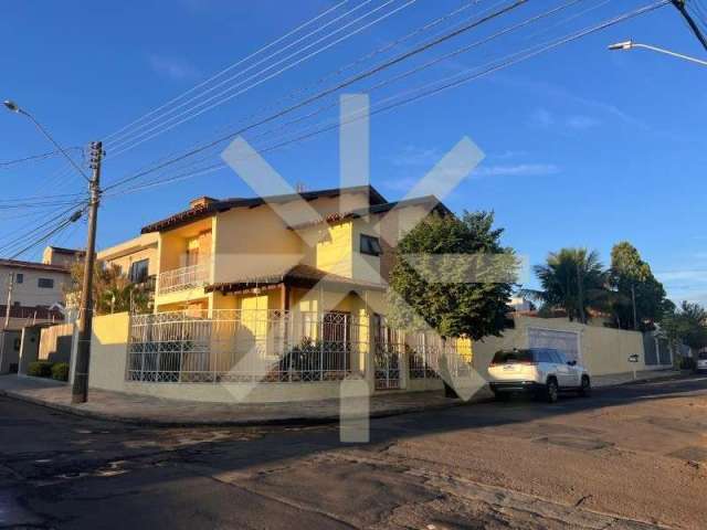 Casa para venda em Centro de 205.00m² com 3 Quartos, 1 Suite e 3 Garagens