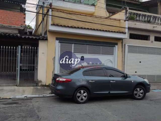 Lindo sobrado com 3 dormitórios, sendo 1 suíte com sacada, sala para 2 ambientes, cozinha ampla, 4 banheiros, quintal com canil, lavanderia, sótão e g