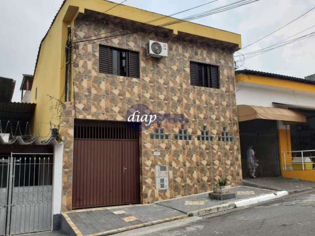 Lindo imóvel com 3 casa. A primeira casa é um sobrado com 3 dormitórios, sendo 1 suítes, lavanderia, cozinha, sala, garagem para 1 carro e espaço para