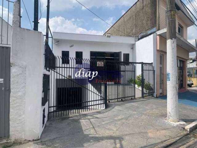 Térreo e mezanino. Salão com 200 m², 2 banheiros, 5 vagas, cozinha inclusa e piso de ardósia.