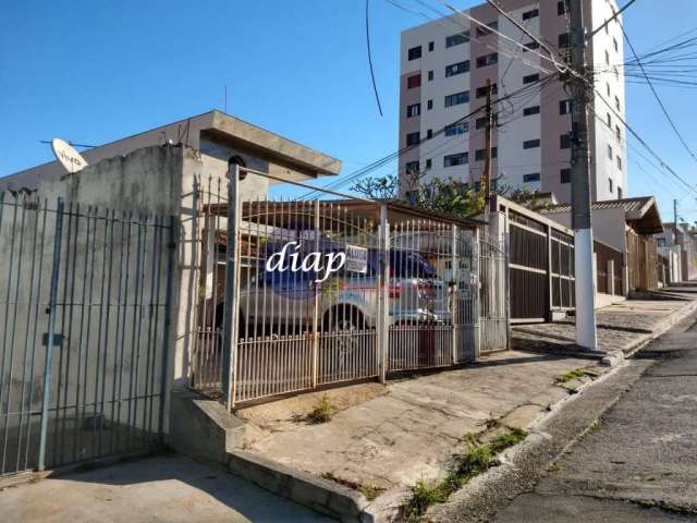 São 6 casas, oportunidade para investidor. A casa central possui 2 dormitórios, 2 salas, cozinha, área de serviço, quintal e um terraço bem amplo, alé