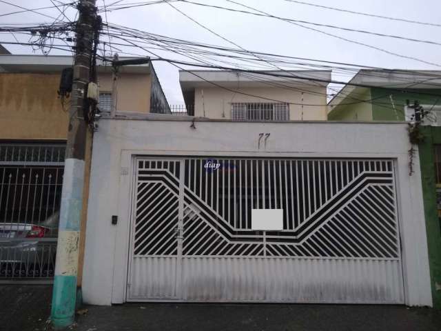 Lindo sobrado com 4 dormitórios, sendo uma suíte, sala, cozinha, área de serviços, espaço gourmet com churrasqueira e garagem para 3 carros. Terreno c