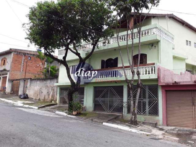 Sobrado na Vila Ré, com 5 dormitórios, 2 banheiros, cozinha ampla, sala de jantar, sala de estar, área de serviço, lavanderia, garagem para 2 carros,