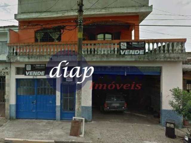 Nesse terreno tem um salão comercial, na parte superior desse salão tem uma casa com 2 dormitórios, no meio do terreno tem um sobrado e no fundo outra