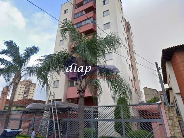 Apartamento Duplex com 3 quartos, 1 banheiro (com instalação para outro), cozinha, lavanderia, sala de estar, sala de jantar no andar de cima e closet