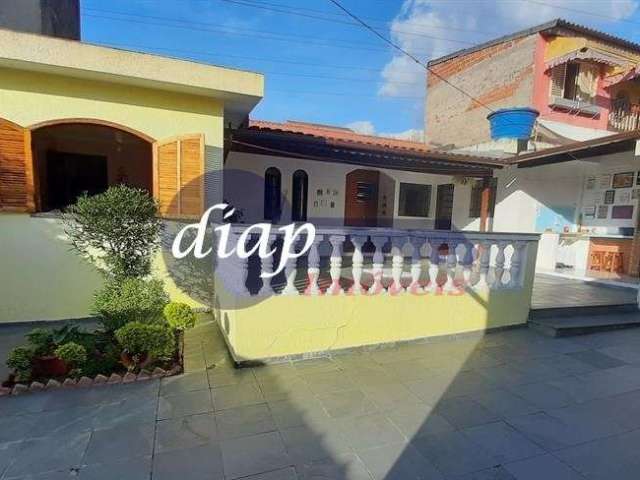 Ótima oportunidade para renda!!! Imóvel na Vila Guilhermina com duas excelentes casas térreas, bem arejadas, quintal, entradas individuais e 4 vagas d