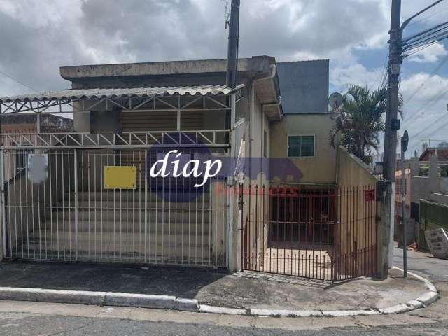 Excelente casa comercial na Vila Rica com edícula e um salão comercial. Na casa principal temos 2 dormitórios, sala de jantar e sala de estar, cozinha