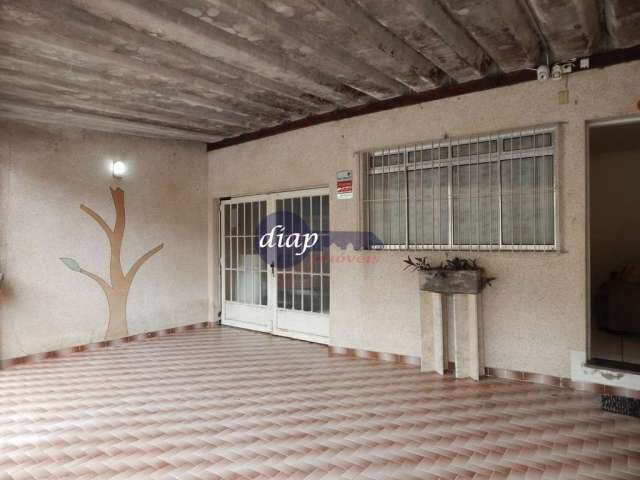 Lindo sobrado com 3 dormitórios, sala, cozinha, lavanderia, quintal, 2 banheiros e 2 vagas de garagem coberta. Casa espaçosa, onde o conforto e a func