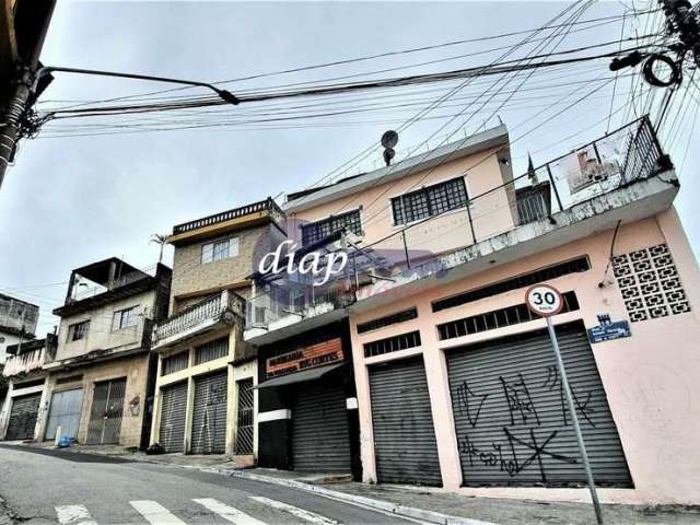 Sobrado com 3 pavimentos divididos em 2 casas e 1 estabelecimento comercial. São 2 casas com 2 quartos,  sala, 1 banheiro, 1 cozinha e 1 lavanderia ca