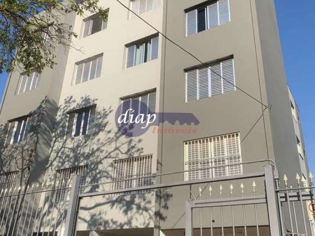 Lindo apartamento com 55 m2 divididos em 2 quartos, sala com 2 ambientes, cozinha com armários de madeira de lei, banheiro todo reformado com porcelan