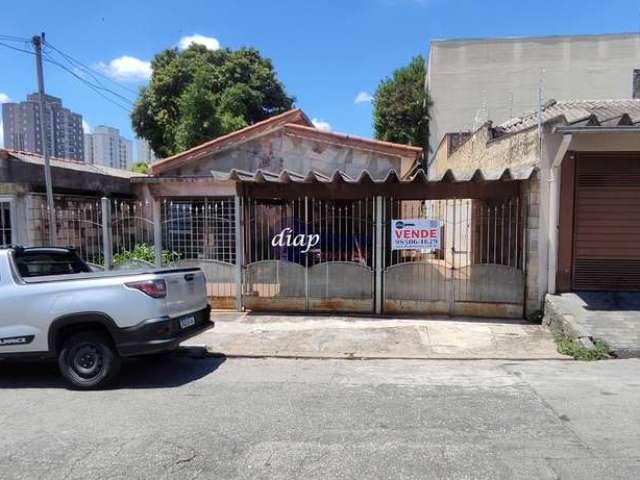 Casa Térrea em terreno com 9 metros de frente por 34 metros de fundos, totalizando uma área de 306 m², divididos em 3 dormitórios, hall de entrada, sa