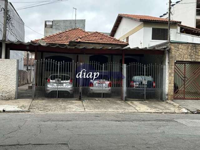 Excelente imóvel para Renda na Vila Aricanduva com 3 casas, cada uma com 1 dormitório, corredor lateral dividindo os espaços privativos de entrada, ág