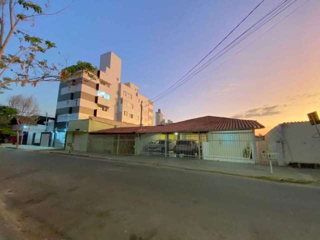 Alugo excelente casa para fins Comercial ou Residencial de 04 quartos e 03 vagas