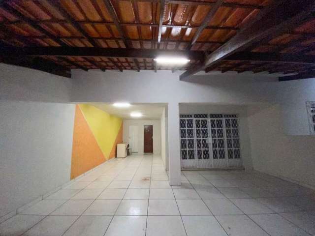 Alugo excelente casa para fins Comercial ou Residencial de 04 quartos e 03 vagas