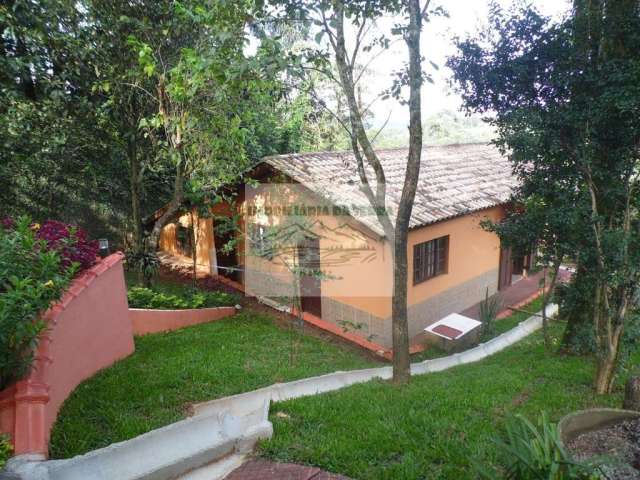 Casa à venda na Serra da Cantareira: 3 Quartos, 3 Suítes, 3 Salas, 5 Banheiros, 3 Vagas de Garagem - Mairiporã-SP