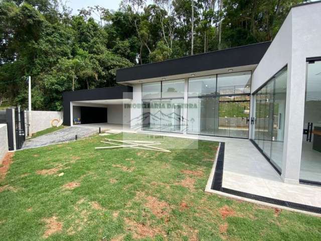 Casa à Venda na Serra da Cantareira, Mairiporã-SP - 3 quartos, 3 suítes, 2 salas, 5 banheiros, 2 vagas, 206 m².