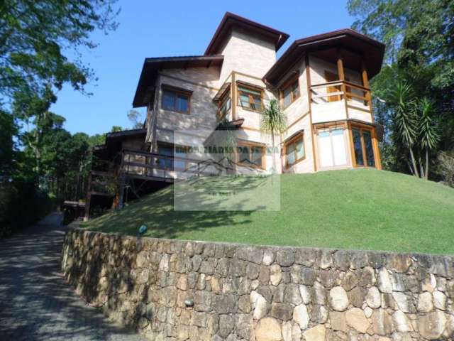 Casa à Venda no Alpes da Cantareira: 3 quartos, 2 suítes, 4 salas, 6 banheiros, 3 vagas. Estilo Rústico Serrano. Venha conferir!