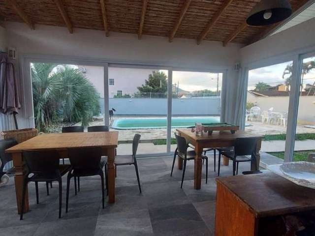 Casa à Venda com Piscina, 3 Quartos, 1 Suíte, 5 Vagas em Cacupé, Florianópolis